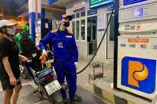 Giá xăng dầu hôm nay 28/11/2025 trên thế giới tăng nhẹ, trong nước giảm sâu