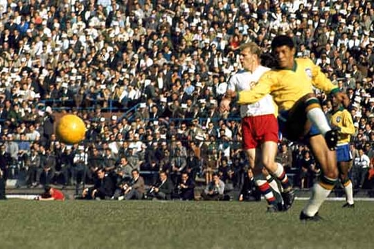 Garrincha 1962: Người hùng chân dị biệt gánh Brazil vô địch