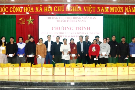 Đoàn công tác HĐND thành phố Đà Nẵng trao quà cho người dân xã Avương