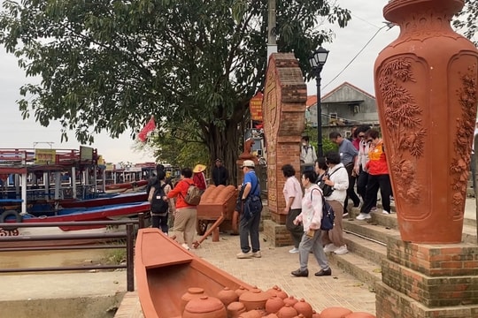 Bến thủy du lịch mở lại, làng gốm Thanh Hà rộn ràng đón khách tham quan