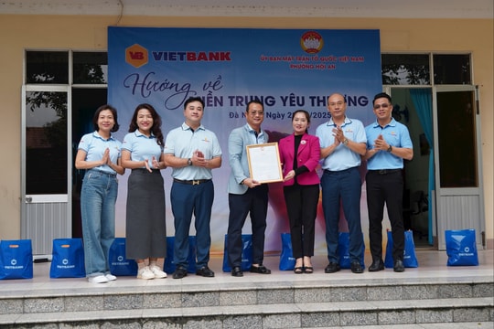 Vietbank trao gần 1 tỷ đồng hỗ trợ người dân và học sinh vùng lũ