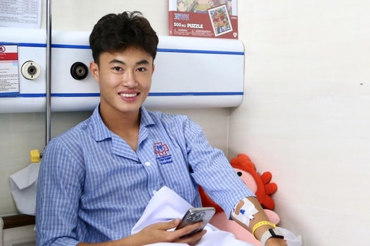 HLV Kim Sang Sik gửi thông điệp đến Văn Trường sau phẫu thuật