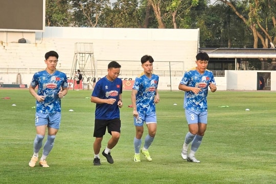 U22 Việt Nam đón viện binh từ CAHN, Đình Bắc tập riêng