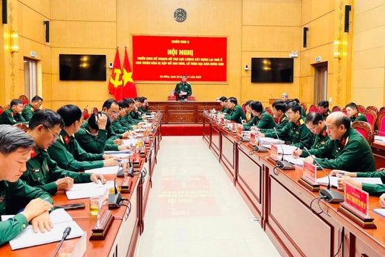 Quân khu 5 yêu cầu nhanh chóng xây dựng lại nhà ở bị sập cho người dân sau bão lũ