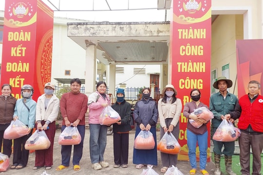 Công ty CP Thực phẩm và nước giải khát Nam Việt hỗ trợ 1.000 suất quà cho người dân xã Nam Giang và Gò Nổi