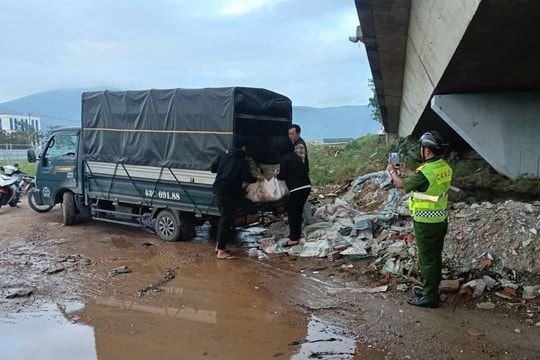 Bắt quả tang xe tải đổ trộm xà bần dưới gầm cầu Thuận Phước