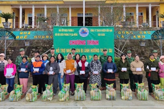 Hải đội Biên phòng 2 hỗ trợ người dân xã Hùng Sơn khắc phục hậu quả sạt lở