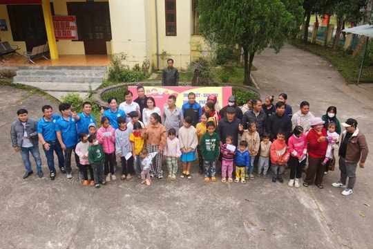 Câu lạc bộ bóng đá phóng viên Đà Nẵng tặng quà cho người dân vùng lũ