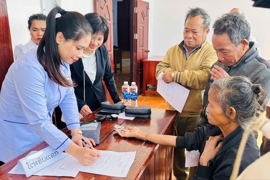 Khám, cấp phát thuốc miễn phí cho người dân tỉnh Savannakhet (Lào)
