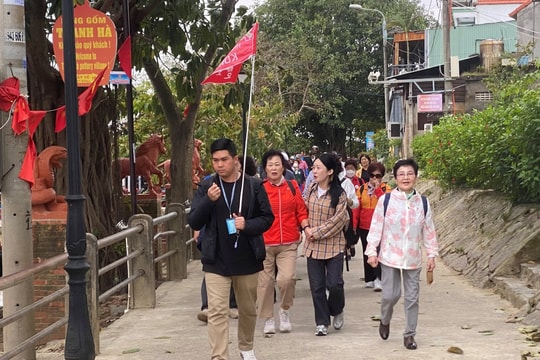 Reopened wharf draws more tourists to Hoi An’s Thanh Ha Pottery Village
