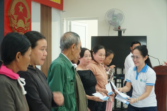 Hơn 3.600 ram vở và 200 triệu đồng hỗ trợ học sinh, người dân vùng lũ Nam Trung Bộ