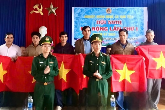 Đồn Biên phòng Tam Thanh tuyên truyền chống khai thác IUU và tặng cờ Tổ quốc cho ngư dân
