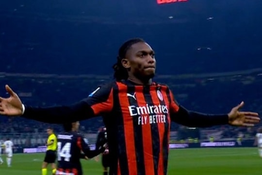Leao ghi bàn duy nhất, AC Milan lên đỉnh bảng Serie A