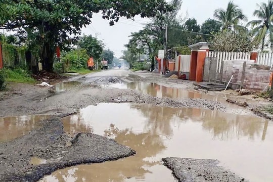 Tuyến ĐT 607B qua phường Điện Bàn Đông xuống cấp, nguy cơ tai nạn rình rập