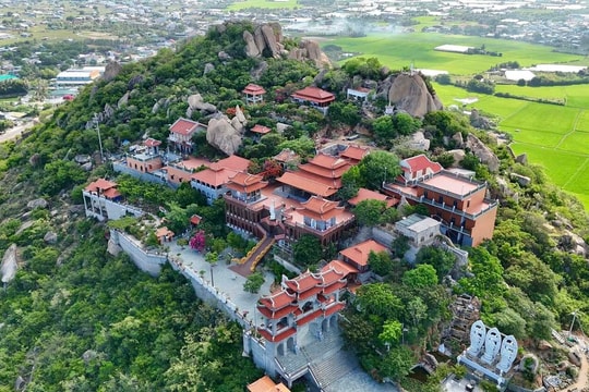 Trùng Sơn Cổ Tự: Ngôi chùa lưng tựa núi với tầm nhìn biển