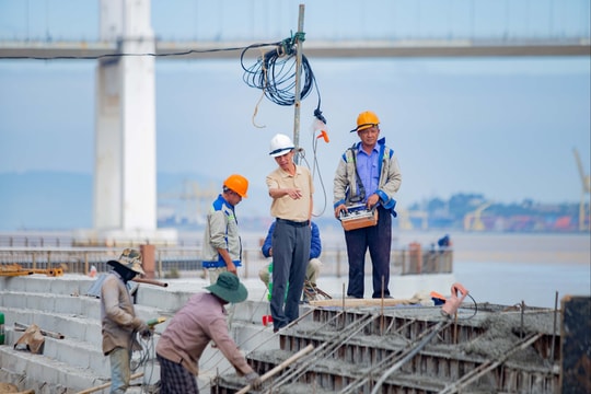 Khẩn trương gia cố bờ kè Như Nguyệt hư hỏng do mưa bão