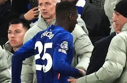 Chelsea 10 người kiên cường cầm hòa Arsenal trong trận derby kịch tính