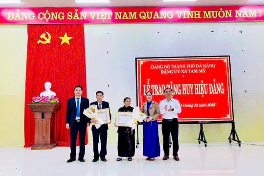 Xã Tam Mỹ trao tặng Huy hiệu Đảng cho đảng viên