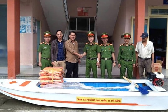 Tặng ca nô cứu hộ cho Công an phường Hòa Xuân