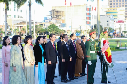 Đoàn đại biểu Ủy ban MTTQ Việt Nam thành phố Đà Nẵng dâng hương tưởng niệm các anh hùng liệt sĩ