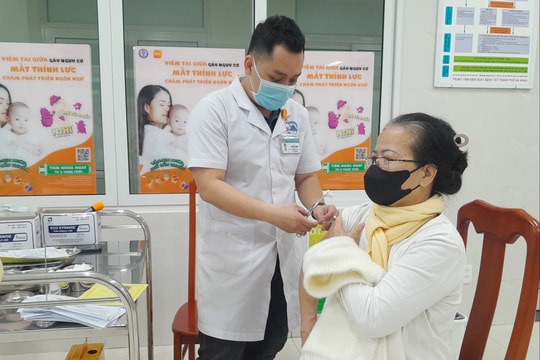 Người dân chủ động tiêm vắc xin cúm