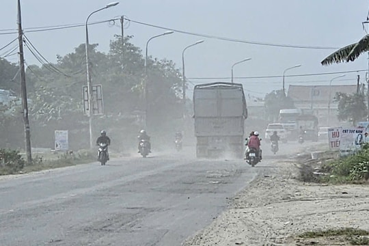 Mặt đường quốc lộ 14B hư hỏng nặng