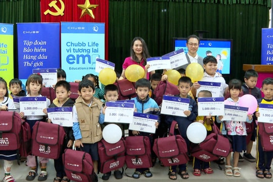 100 học sinh tiểu học nhận quà hỗ trợ sau mưa lũ
