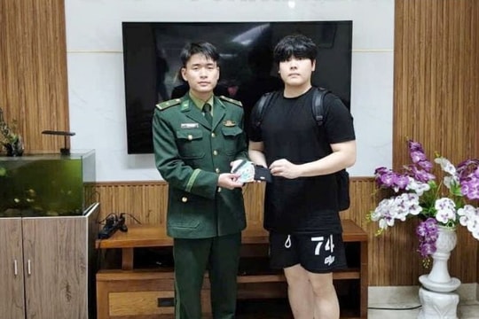 Trạm Biên phòng cửa khẩu cảng Tiên Sa trao trả tài sản thất lạc cho thuyền viên Hàn Quốc