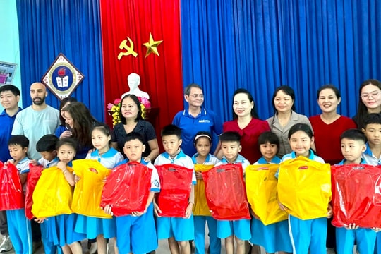 Tặng 212 suất quà cho học sinh khó khăn ở xã Nông Sơn