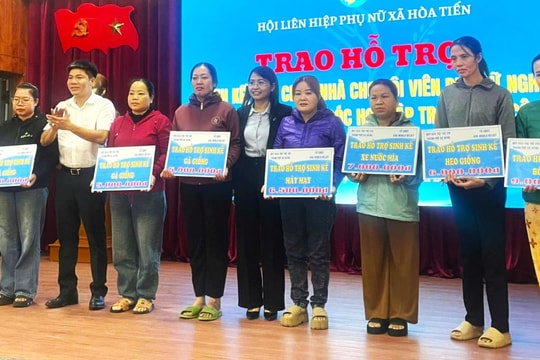 Trao quà hỗ trợ phụ nữ và trẻ em khó khăn tại xã Hòa Tiến