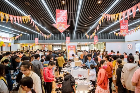 Giày BQ 20 năm: Đại tiệc nửa giá khuấy động thị trường mua sắm cuối năm