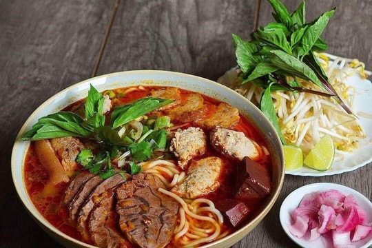 What makes Vietnam one of the world’s most popular destinations for food lovers?
