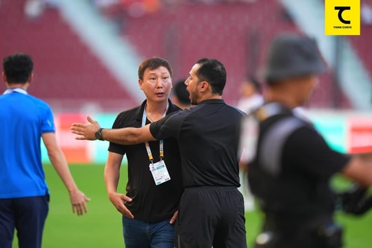 HLV Kim Sang Sik nhận thẻ vàng vì bảo vệ bàn thắng U22 Việt Nam