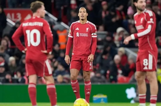 Van Dijk mắc lỗi, Liverpool chật vật níu lại một điểm