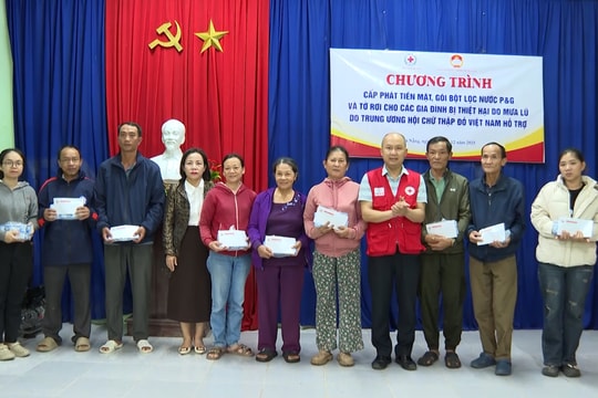 Hội Chữ thập đỏ thành phố Đà Nẵng trao 50 suất quà cho các hộ dân bị thiệt hại do mưa lũ