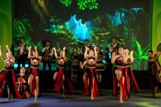 Muôn màu "bức tranh quê" trên sân khấu văn nghệ quần chúng