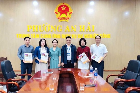 Tặng thẻ bảo hiểm y tế cho học sinh có hoàn cảnh khó khăn