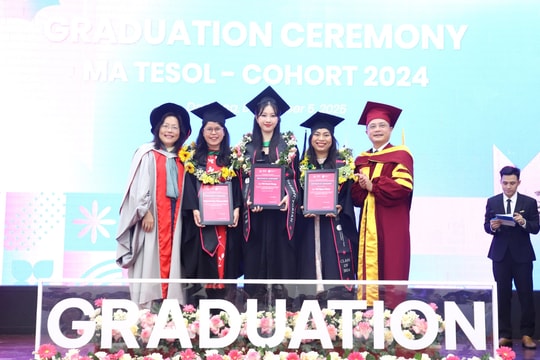 Viện Nghiên cứu và Đào tạo Việt - Anh trao bằng cho 34 thạc sĩ chương trình TESOL