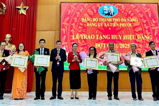 Xã Tiên Phước trao Huy hiệu Đảng cho 12 đảng viên