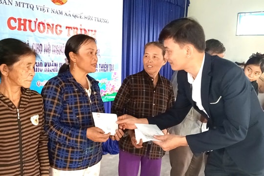 Xã Quế Sơn Trung trao tặng 290 suất quà cho người dân bị ảnh hưởng thiên tai