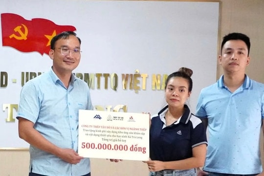 Hỗ trợ 500 triệu đồng xây dựng kho ứng cứu khẩn cấp và tặng quà cho học sinh xã Trà Leng