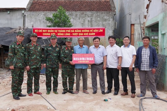 Bộ Chỉ huy Quân sự thành phố Đà Nẵng phối hợp phường Điện Bàn Bắc hỗ trợ 50.000 viên gạch cho người dân Đắk Lắk