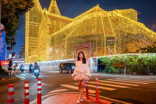 Nhà thờ Đức Bà: Tọa độ Giáng sinh rực rỡ nhất Sài Gòn