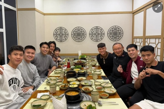 HLV Park Hang-seo hội ngộ Quang Hải và 'thế hệ vàng'