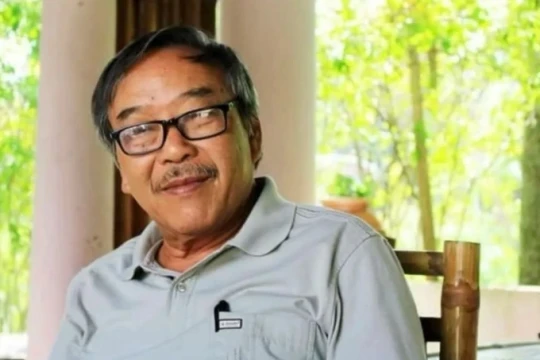 Đynh Trầm Ca thất thểu trong một miền bão lớn