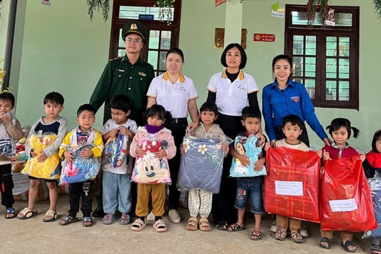 Tặng quà cho học sinh xã vùng cao Hùng Sơn