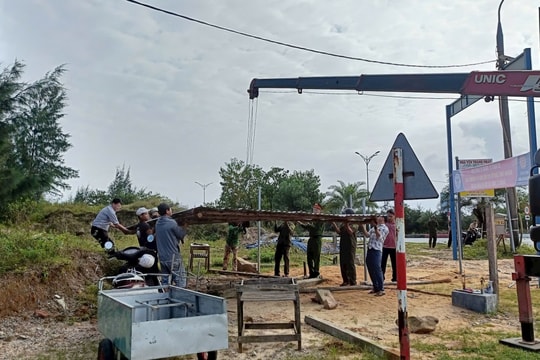 Quảng Phú tổ chức hỗ trợ tháo dỡ các lều quán dựng trái phép