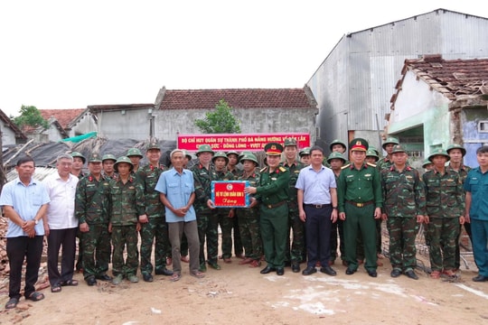 Phó Chính ủy Quân khu 5 động viên lực lượng Bộ Chỉ huy Quân sự thành phố Đà Nẵng xây nhà giúp dân tại Đắk Lắk