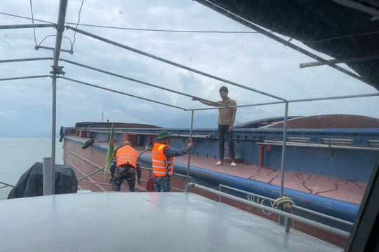 Lai dắt an toàn tàu hàng Tuấn Kiệt 68 bị hỏng máy, trôi neo trên vịnh Đà Nẵng