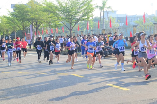Hơn 100 vận động viên dự Giải việt dã - chạy vũ trang phường An Khê
